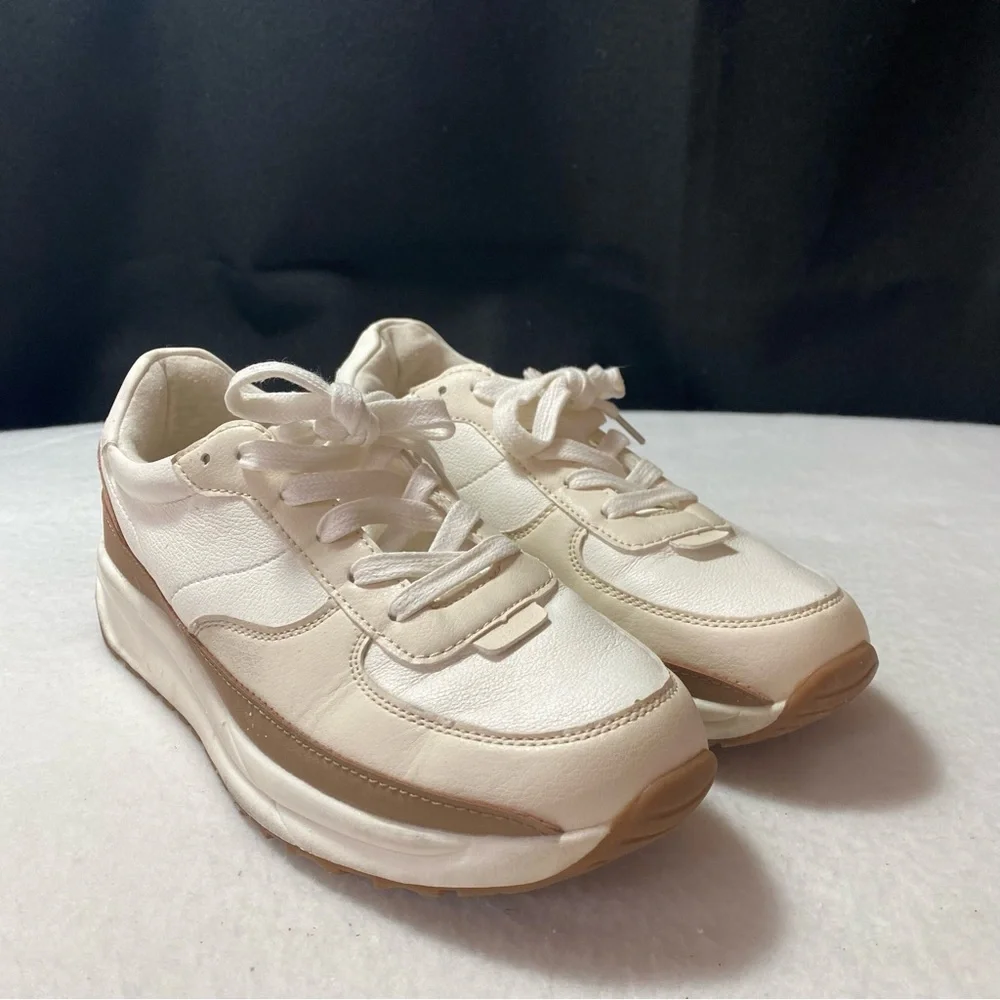 Cushionaire Sneakers Women’s 8 Cream Tan Brown Casual Comfort Lace‎ Up Shoe